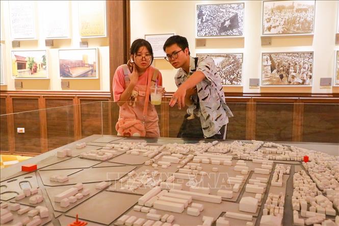 Khách tham quan tìm hiểu thông tin về các hiện vật và câu chuyện lịch sử được giới thiệu tại di tích. Ảnh: Khánh Hoà – TTXVN