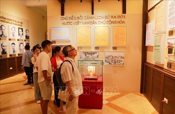 Khách tham quan tìm hiểu thông tin về các hiện vật và câu chuyện lịch sử được giới thiệu tại di tích. Ảnh: Khánh Hoà – TTXVN