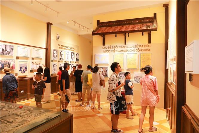 Trong ngày Quốc khánh, Nhà số 48 phố Hàng Ngang trở thành một trong những địa chỉ lịch sử thu hút đông đảo người dân và du khách. Ảnh: Khánh Hoà – TTXVN