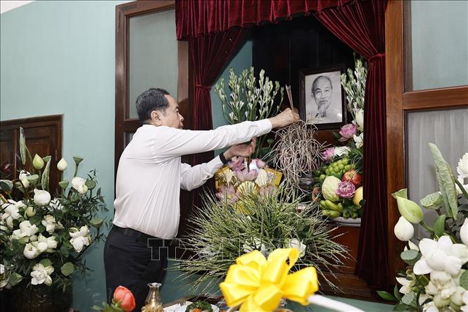 Chủ tịch Quốc hội Trần Thanh Mẫn dâng hương tưởng nhớ Chủ tịch Hồ Chí Minh. Ảnh: Doãn Tấn - TTXVN