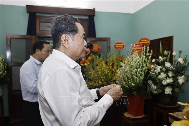 Chủ tịch Quốc hội Trần Thanh Mẫn dâng hương tưởng nhớ Chủ tịch Hồ Chí Minh. Ảnh: Doãn Tấn - TTXVN