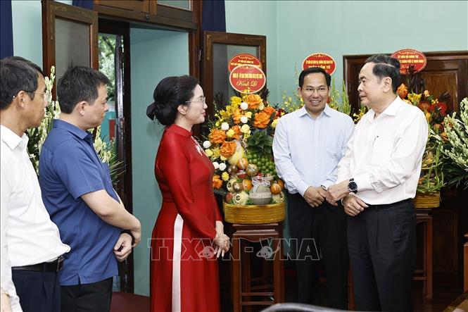Chủ tịch Quốc hội Trần Thanh Mẫn trò chuyện với các cán bộ, nhân viên Nhà 67, Khu Di tích Chủ tịch Hồ Chí Minh trong Phủ Chủ tịch. Ảnh: Doãn Tấn - TTXVN