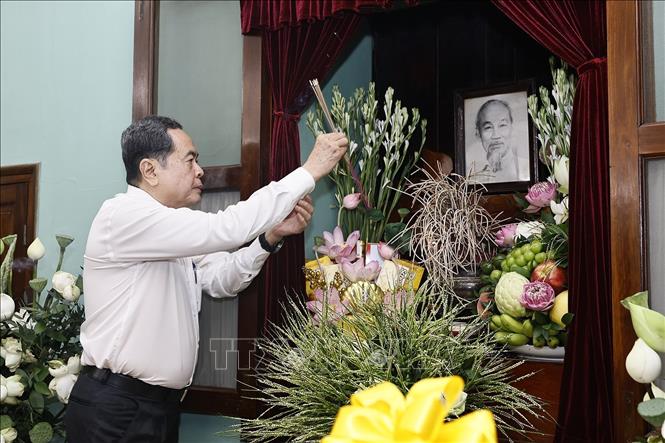 Chủ tịch Quốc hội Trần Thanh Mẫn dâng hương tưởng nhớ Chủ tịch Hồ Chí Minh. Ảnh: Doãn Tấn - TTXVN