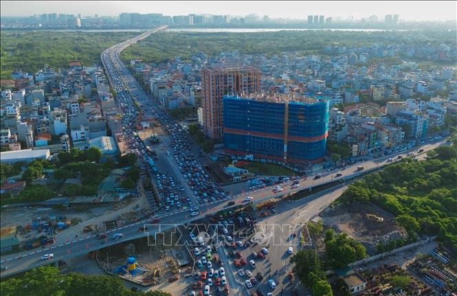 Ô tô xếp hàng dài khoảng 6km trên cầu Vĩnh Tuy hướng từ trung tâm sang Aeon Mall Long Biên. Ảnh: Phan Phương – TTXVN