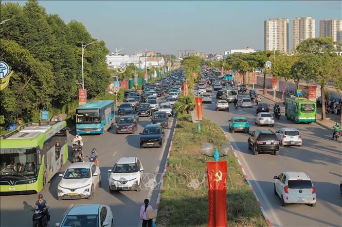Lượng phương tiện tăng nhanh từng giờ ở cửa ngõ phía Đông Thủ đô. Ảnh: Phan Phương – TTXVN