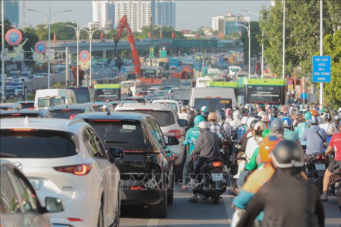 Ô tô xếp hàng dài trên cầu Vĩnh Tuy hướng từ trung tâm sang Aeon Mall Long Biên. Ảnh: Phan Phương – TTXVN