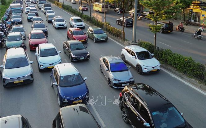 Tại ngã tư Nguyễn Văn Linh – Thạch Bàn, lượng xe tăng từng giờ ở cả hai hướng, khiến việc di chuyển gặp nhiều khó khăn. Ảnh: Phan Phương – TTXVN