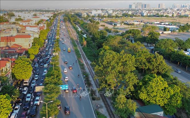 Tại ngã tư Nguyễn Văn Linh – Thạch Bàn, lượng xe tăng từng giờ ở cả hai hướng, khiến việc di chuyển gặp nhiều khó khăn. Ảnh: Phan Phương – TTXVN