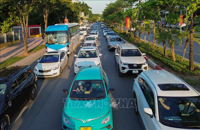 Khoảng 17h15, đầu cuối cao tốc Hà Nội – Hải Phòng hướng về trung tâm, lượng phương tiện tăng từng giờ, các xe nối đuôi nhau đến tận ngã tư Đàm Quang Trung – Cổ Linh. Ảnh: Phan Phương – TTXVN
