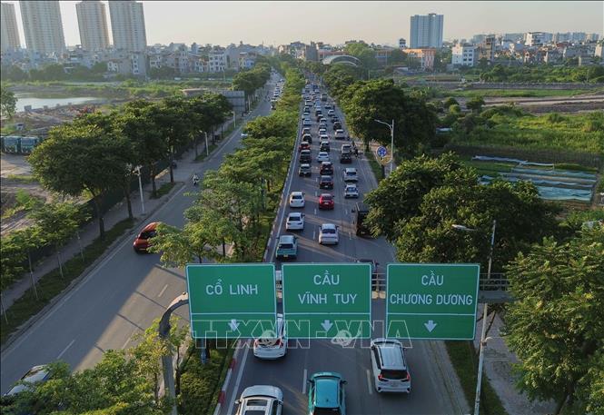 Khoảng 17h15, đầu cuối cao tốc Hà Nội – Hải Phòng hướng về trung tâm, lượng phương tiện tăng từng giờ, các xe nối đuôi nhau đến tận ngã tư Đàm Quang Trung – Cổ Linh. Ảnh: Phan Phương – TTXVN