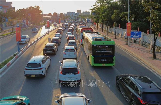 Các xe nối đuôi nhau từ đoạn cuối cao tốc Hà Nội – Hải Phòng trên đường Cổ Linh đến tận chân cầu Vĩnh Tuy. Ảnh: Phan Phương – TTXVN
