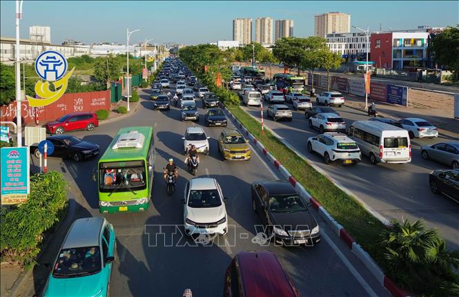 Đường Cổ Linh đoạn từ Thạch Bàn đến Đàm Quang Trung xe đông, di chuyển chậm cả hai hướng. Ảnh: Phan Phương – TTXVN 