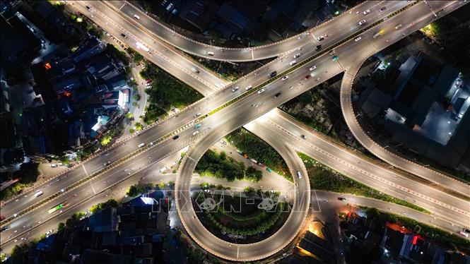 Mật độ giao thông thông thoáng hướng cầu Vĩnh Tuy vào nội thành lúc chiều muộn ngày 2/9. Ảnh: Minh Quyết - TTXVN