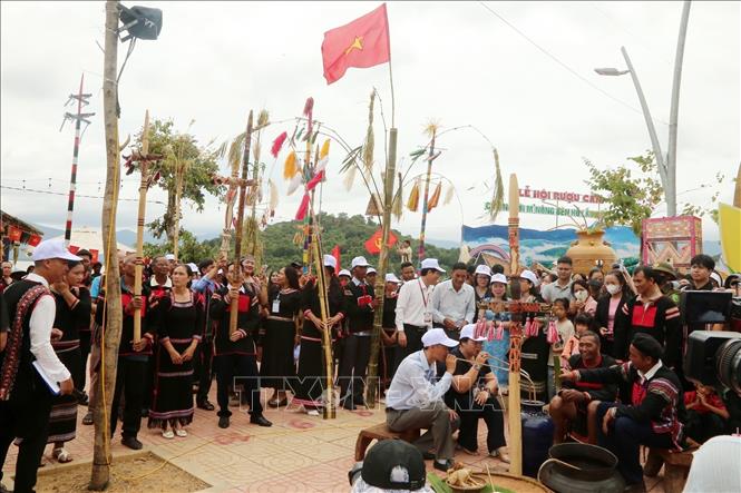 Lễ hội rượu cần của người M’nông bên Hồ Lắk tại xã Liên Sơn Lắk, tỉnh Đắk Lắk giới thiệu đến du khách một không gian văn hóa đa dạng, sống động về đất và người M’nông. Ảnh: Hoài Thu – TTXVN
