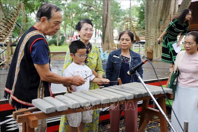 Nhân dân và du khách trải nghiệm đánh đàn đá tại Bảo tàng Đắk Lắk trong dịp nghỉ Lễ Quốc khánh 2/9. Ảnh: Hoài Thu – TTXVN