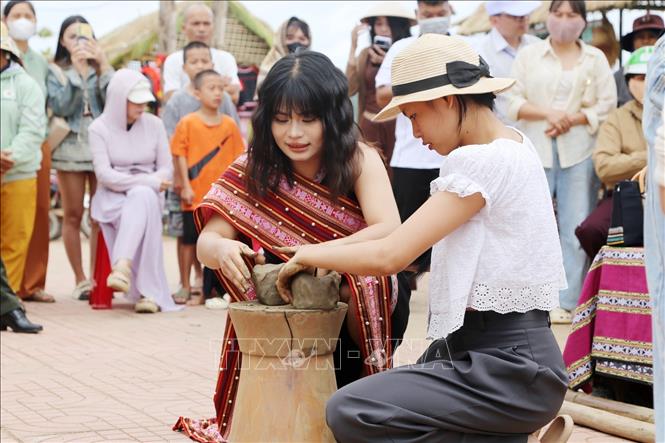 Nhân dân và du khách trải nghiệm làm nghề gốm tại Lễ hội rượu cần của người M’nông bên Hồ Lắk năm 2026, xã Liên Sơn Lắk, tỉnh Đắk Lắk. Ảnh: Hoài Thu – TTXVN