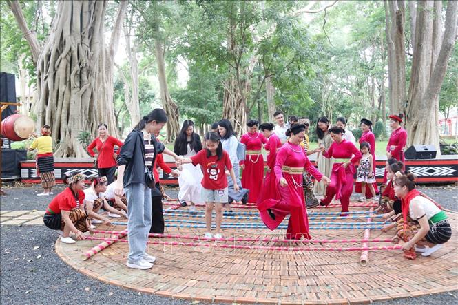 Du khách, nhân dân cùng nhảy sạp trong dịp nghỉ Lễ Quốc khánh 2/9 tại Bảo tàng Đắk Lắk. Ảnh: Hoài Thu – TTXVN