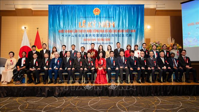 Tổng Lãnh sự Trịnh Thị Mai Phương chụp ảnh kỷ niệm cùng đại biểu, lãnh đạo địa phương Nhật Bản tới tham dự. Ảnh: Xuân Giao - PV TTXVN tại Nhật Bản