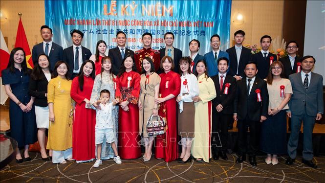 Cán bộ, nhân viên Tổng Lãnh sự quán chụp ảnh cùng đại diện các hội, đoàn trong cộng đồng người Việt. Ảnh: Xuân Giao - PV TTXVN tại Nhật Bản