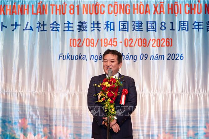 Chủ tịch Hội đồng tỉnh Kumamoto chủ trì nghi thức nâng ly chúc mừng Quốc khánh Việt Nam và tình hữu nghị Việt Nam – Nhật Bản. Ảnh: Xuân Giao - PV TTXVN tại Nhật Bản