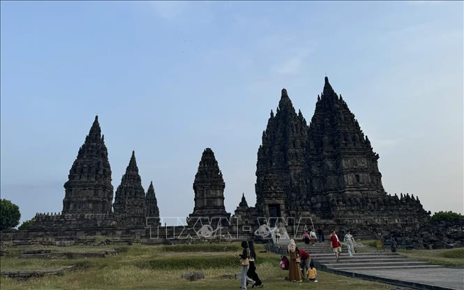 Quần thể đền Prambanan ở Trung Java, công trình kiến trúc Hindu có giá trị lịch sử, nghệ thuật đặc biệt, được UNESCO công nhận là Di sản Thế giới năm 1991. Ảnh: Đỗ Quyên – PV TTXVN tại Indonesia