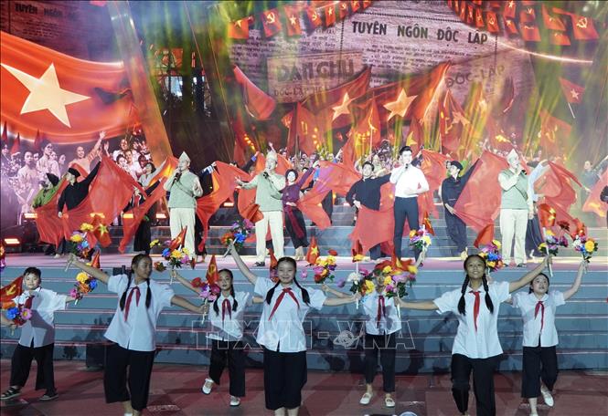 Phần cuối chương trình văn hoá nghệ thuật hướng về tương lai với thông điệp “Chúng tôi là người Việt Nam”. Ảnh: Trung Tuyến - TTXVN