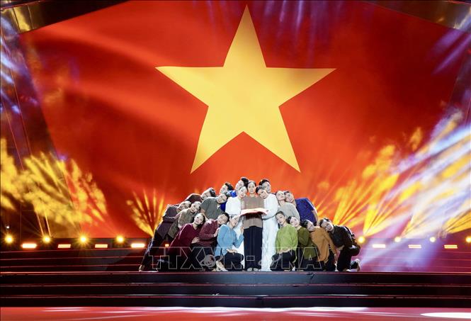 Chương trình văn hoá nghệ thuật được xây dựng thành một hành trình nghệ thuật nối quá khứ với hiện tại và tương lai. Ảnh: Trung Tuyến - TTXVN