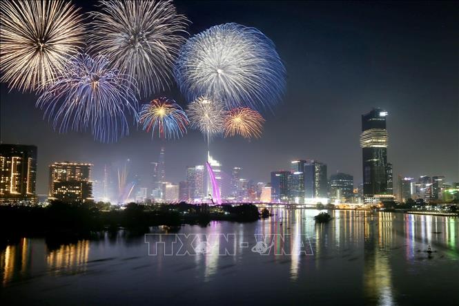Pháo hoa rực sáng bầu trời TP. Hồ Chí Minh. Ảnh: Thanh Vũ - TTXVN