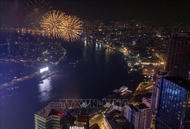 Pháo hoa rực sáng bầu trời TP. Hồ Chí Minh. Ảnh: Hồng Đạt - TTXVN