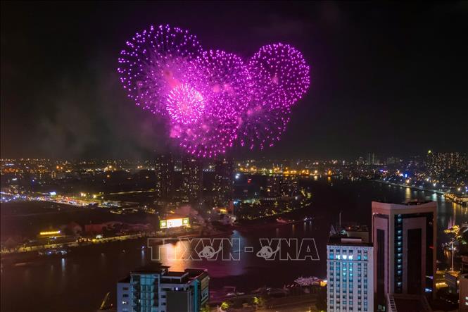 Pháo hoa rực sáng bầu trời TP. Hồ Chí Minh. Ảnh: Hồng Đạt - TTXVN