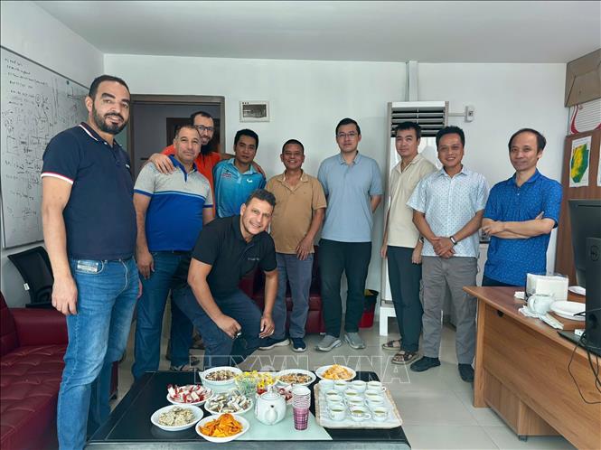 Cán bộ, chuyên gia quốc tế dự tiệc liên hoan nhân ngày Quốc khánh 02/9 do PVEP chuẩn bị. Ảnh: Nguyễn An - PV TTXVN tại Algeria