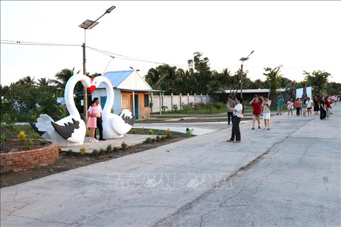 Du khách tham quan  điểm du lịch Farm ông Trầm, xã Nhị Long, tỉnh Vĩnh Long. Ảnh: Thanh Hòa- TTXVN