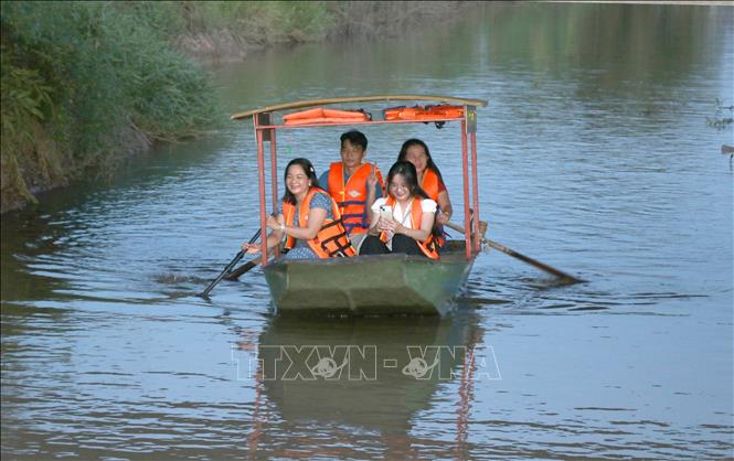 Du khách trải nghiệm chèo thuyền tại điểm du lịch Farm ông Trầm, xã Nhị Long, tỉnh Vĩnh Long dịp lễ Quốc khánh. Ảnh: Thanh Hòa- TTXVN