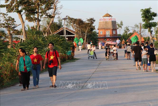  Du khách tham quan điểm du lịch Farm ông Trầm, xã Nhị Long, tỉnh Vĩnh Long dịp lễ Quốc khánh. Ảnh: Thanh Hòa- TTXVN