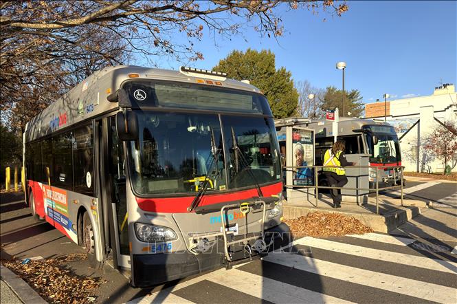 Xe buýt chờ khách tại một bến ở thủ đô Washington, D.C. Ảnh: Ngọc Quang – PV TTXVN tại Mỹ