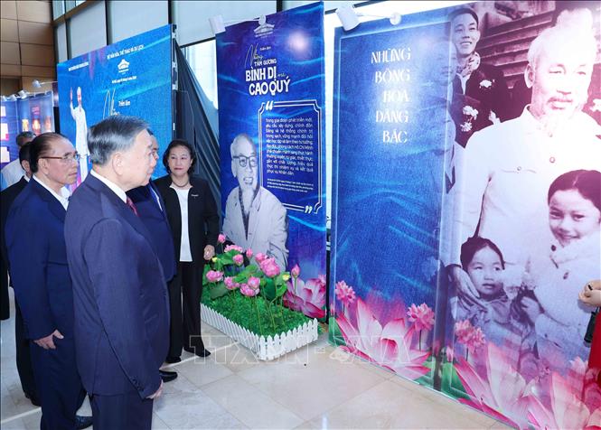 Tổng Bí thư, Chủ tịch nước Tô Lâm cùng các đồng chí lãnh đạo, nguyên lãnh đạo Đảng, Nhà nước tham quan trưng bày 