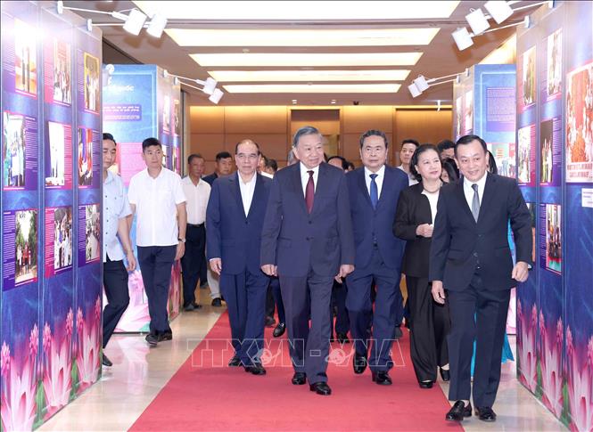 Tổng Bí thư, Chủ tịch nước Tô Lâm cùng các đồng chí lãnh đạo, nguyên lãnh đạo Đảng, Nhà nước tham quan trưng bày 