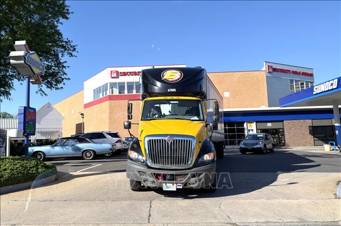 Xe ô tô rời khỏi trạm xăng sau khi tiếp nhiên liệu. Ảnh: Ngọc Quang – PV TTXVN tại Mỹ