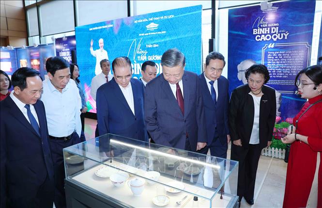 Tổng Bí thư, Chủ tịch nước Tô Lâm cùng các đồng chí lãnh đạo, nguyên lãnh đạo Đảng, Nhà nước tham quan trưng bày 