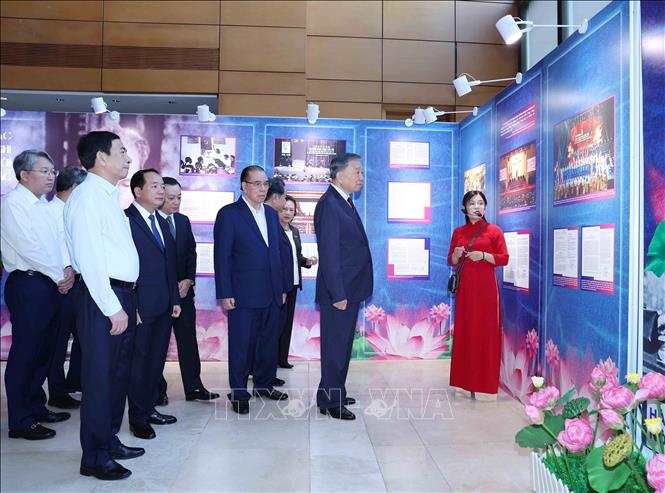 Tổng Bí thư, Chủ tịch nước Tô Lâm cùng các đồng chí lãnh đạo, nguyên lãnh đạo Đảng, Nhà nước tham quan trưng bày 