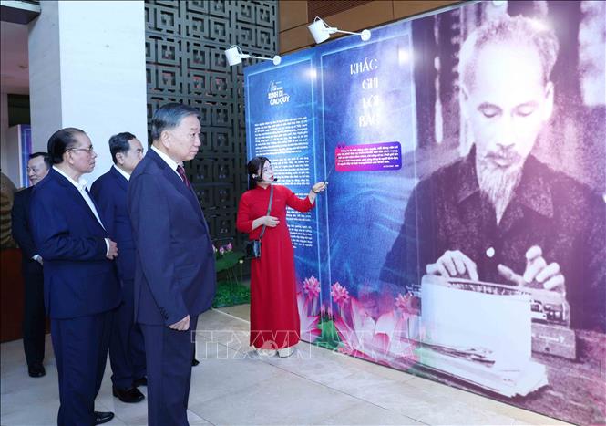Tổng Bí thư, Chủ tịch nước Tô Lâm cùng các đồng chí lãnh đạo, nguyên lãnh đạo Đảng, Nhà nước tham quan trưng bày 