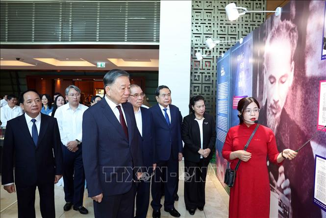 Tổng Bí thư, Chủ tịch nước Tô Lâm và các đại biểu tham quan trưng bày “Những tấm gương bình dị mà cao quý”. Ảnh: Thống Nhất – TTXVN