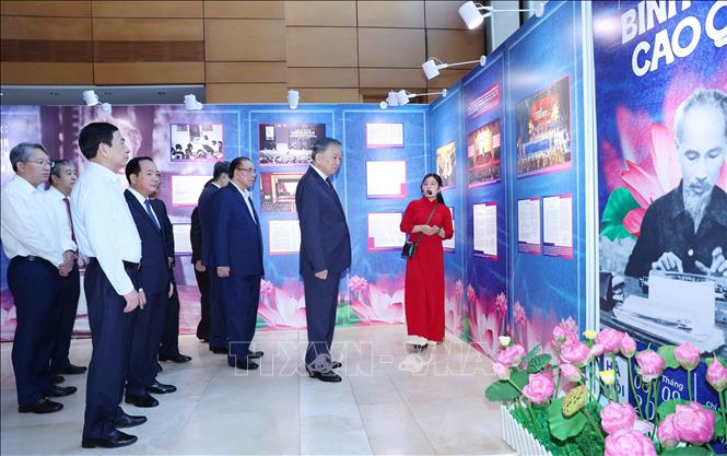 Tổng Bí thư, Chủ tịch nước Tô Lâm cùng các đồng chí lãnh đạo, nguyên lãnh đạo Đảng, Nhà nước tham quan trưng bày 