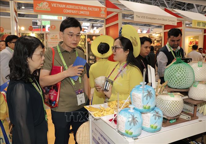 Khách hàng quốc tế tìm hiểu về đặc sản trái cây Việt Nam. Ảnh: Xuân Vịnh-Phóng viên TTXVN tại Hong Kong (Trung Quốc)