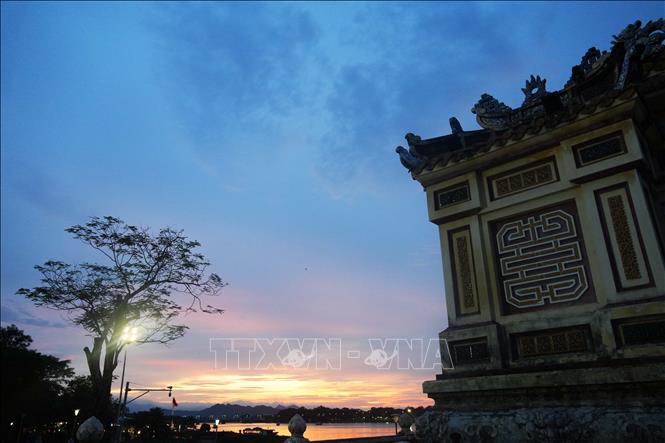 Khung cảnh hoàng hôn nhìn từ Bia Quốc học bên bờ Nam sông Hương, thành phố Huế. Ảnh: Nguyên Lý - TTXVN