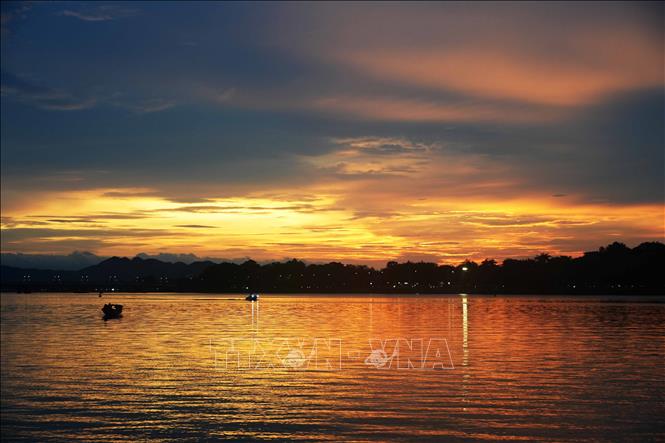 Bức tranh hoàng hôn êm đềm, huyền ảo trên sông Hương, thành phố Huế. Ảnh: Nguyên Lý - TTXVN