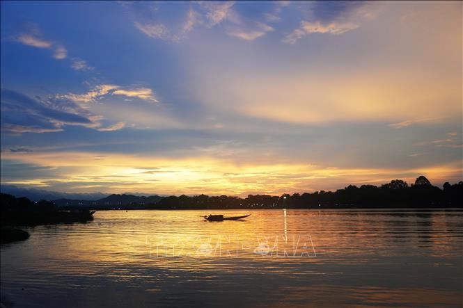 Hoàng hôn tạo ra bức tranh thiên nhiên êm đềm, huyền ảo trên sông Hương, thành phố Huế. Ảnh: Nguyên Lý - TTXVN