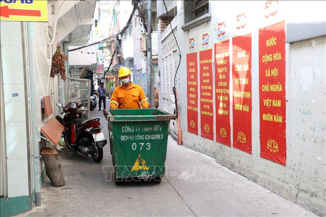 Công nhân vệ sinh thu gom rác trên địa bàn phường Nhiêu Lộc. Ảnh: Hồng Đạt - TTXVN