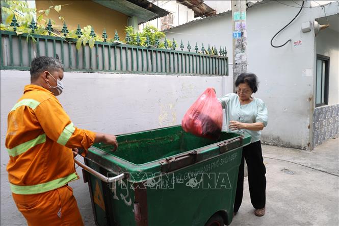 TP. Hồ Chí Minh thu phí rác theo khối lượng từ ngày 1/9/2026, góp phần thúc đẩy ý thức phân loại rác từ mỗi gia đình. Ảnh: Hồng Đạt - TTXVN