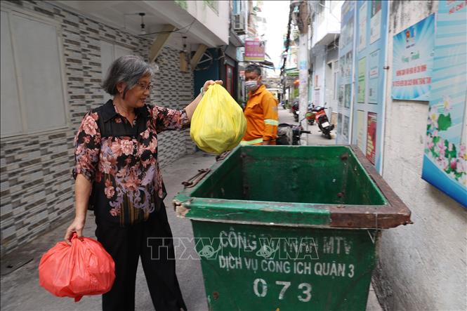 Xe thu gom rác của Công ty TNHH MTV Dịch vụ công ích Quận 3. Ảnh: Hồng Đạt - TTXVN